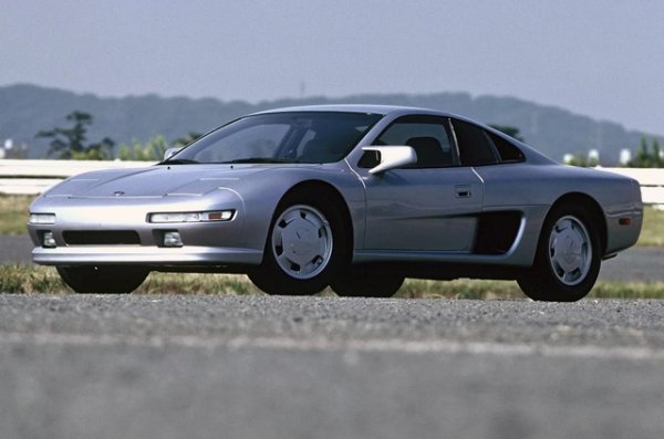 Името е свързано с разположението на двигателя в средата и трансмисията със задвижване на всички колела с разпределение на мощността 33:67 отпред към задната част. В допълнение, MID4 е първият Nissan с напълно управляемо шаси HICAS. Окачването отговаря на високите стремежи - предни двойни напречни носачи, задни многораменни. Двигателят е атмосферен V6 VG30DE с мощност 245 к.с. с петстепенна механична скоростна кутия.
Максималната скорост е 249 км/ч. До 1987 г. е подготвено второто поколение MID4 II. Не толкова ефектен и харизматичен, но оборудван с най-новия VG30DETT с 330 к. с. с два турбокомпресора, междинни охладители и NVTCS (Nissan's Valve Timing Control System). Но всичко до тук &ndash; не се стига до производство.